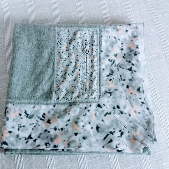 Lululemon Throw Me Over Scarf Heathered Gray w Zip - Picture 2 of 6